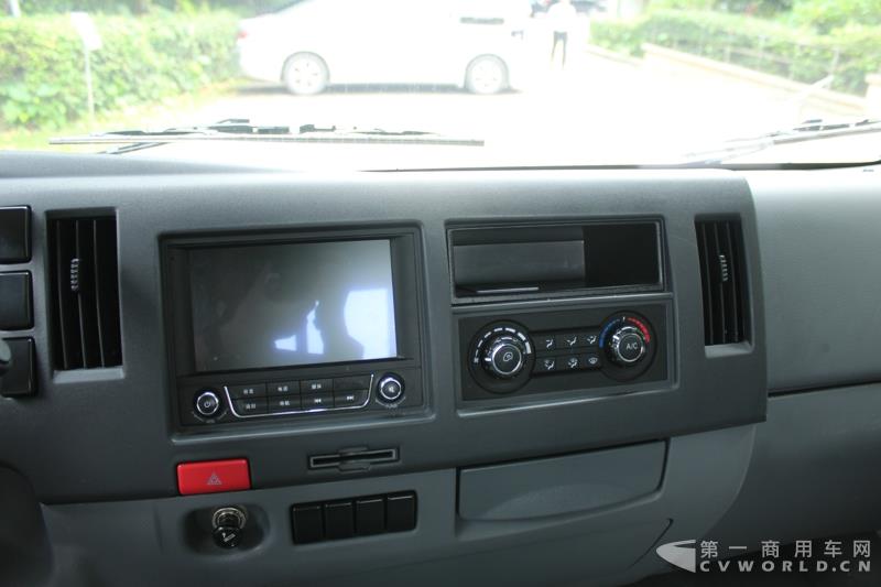 搭载迈斯福动力的帅铃全能轻卡外观及内饰