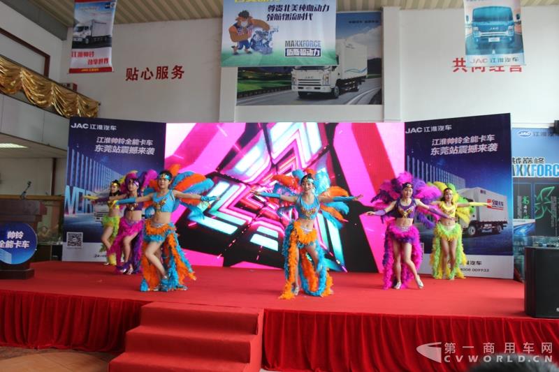 现场歌舞表演