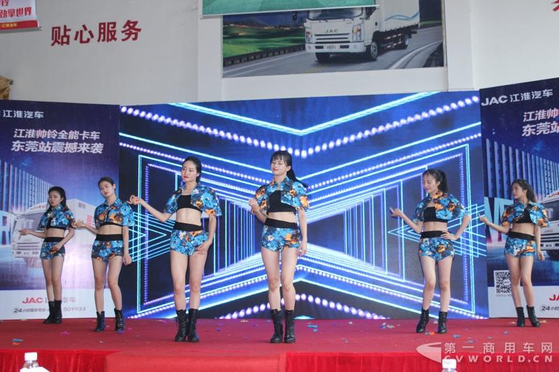 现场歌舞表演