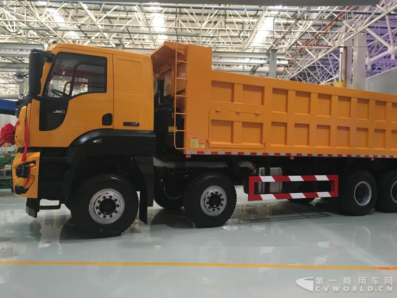 自卸车
