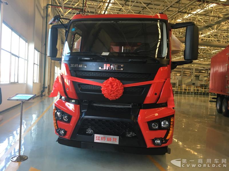 自卸车