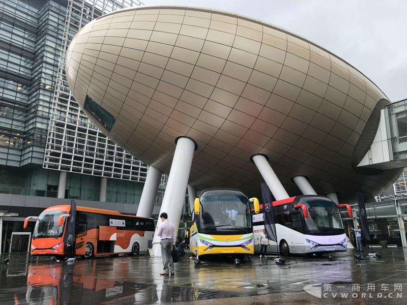申龙SLK6116HKB欧六柴油客车，全部采用奔驰底盘