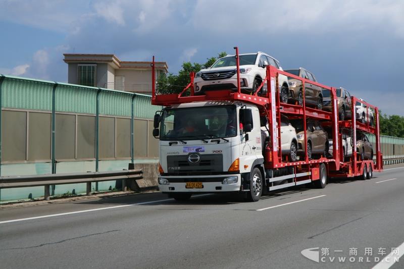 比赛在高速路上进行