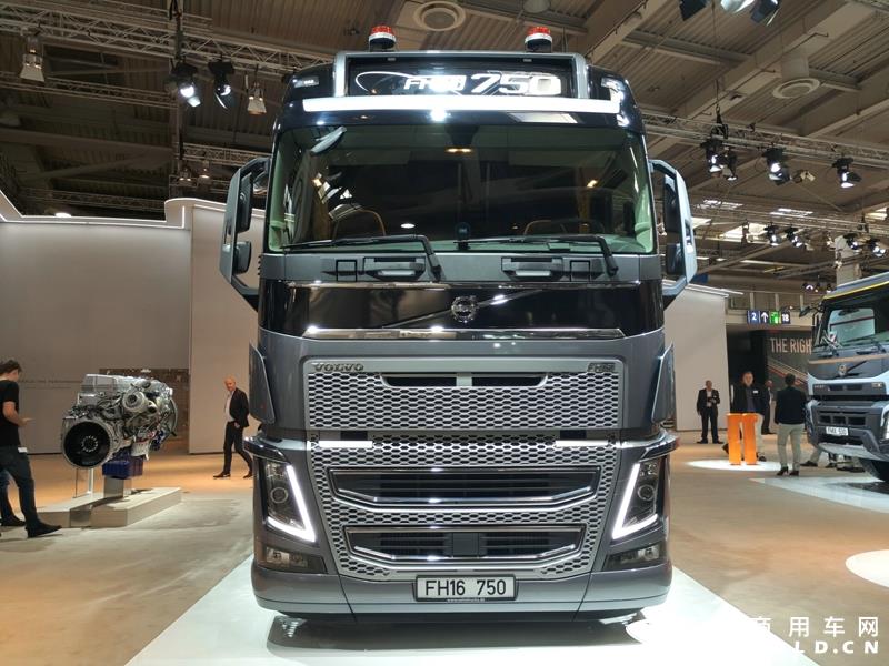 9月19日，第67届汉诺威国际商用车及零部件展开幕。作为国际上享誉盛名的商用车展览盛会，汉诺威车展从不缺吸引眼球的参展车辆，而这些参展车辆中，新品车型无疑更受瞩目。本届汉诺威车展，奔驰、曼恩、斯堪尼亚、沃尔沃、依维柯等主要品牌均有新品重卡车型发布或展出。具体有哪些车呢？请看第一商用车网的报道。图为奔驰展馆前展示的一款越野车