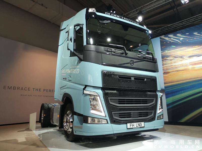 9月19日，第67届汉诺威国际商用车及零部件展开幕。作为国际上享誉盛名的商用车展览盛会，汉诺威车展从不缺吸引眼球的参展车辆，而这些参展车辆中，新品车型无疑更受瞩目。本届汉诺威车展，奔驰、曼恩、斯堪尼亚、沃尔沃、依维柯等主要品牌均有新品重卡车型发布或展出。具体有哪些车呢？请看第一商用车网的报道。图为奔驰展馆前展示的一款越野车