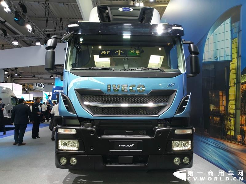 9月19日，第67届汉诺威国际商用车及零部件展开幕。作为国际上享誉盛名的商用车展览盛会，汉诺威车展从不缺吸引眼球的参展车辆，而这些参展车辆中，新品车型无疑更受瞩目。本届汉诺威车展，奔驰、曼恩、斯堪尼亚、沃尔沃、依维柯等主要品牌均有新品重卡车型发布或展出。具体有哪些车呢？请看第一商用车网的报道。图为奔驰展馆前展示的一款越野车