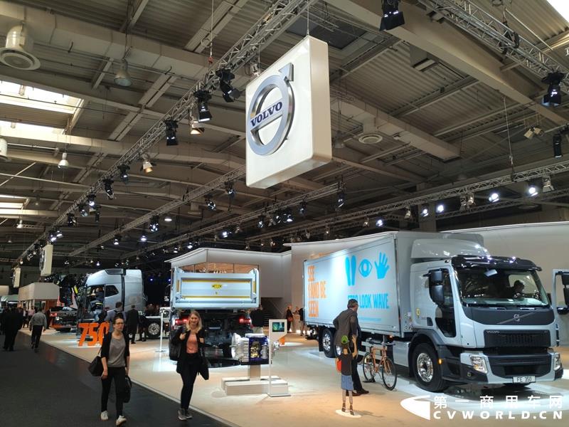 9月19日，第67届汉诺威国际商用车及零部件展开幕。作为国际上享誉盛名的商用车展览盛会，汉诺威车展从不缺吸引眼球的参展车辆，而这些参展车辆中，新品车型无疑更受瞩目。本届汉诺威车展，奔驰、曼恩、斯堪尼亚、沃尔沃、依维柯等主要品牌均有新品重卡车型发布或展出。具体有哪些车呢？请看第一商用车网的报道。图为奔驰展馆前展示的一款越野车