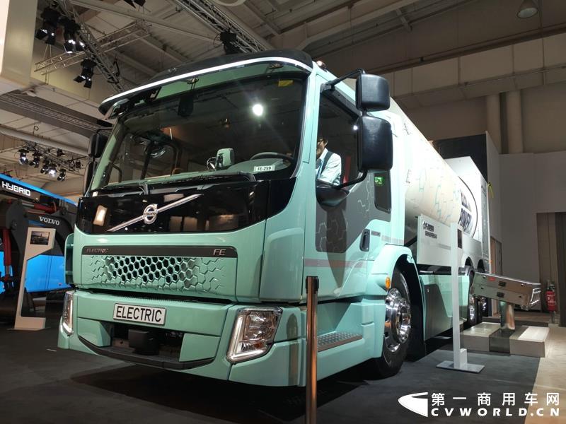 9月19日，第67届汉诺威国际商用车及零部件展开幕。作为国际上享誉盛名的商用车展览盛会，汉诺威车展从不缺吸引眼球的参展车辆，而这些参展车辆中，新品车型无疑更受瞩目。本届汉诺威车展，奔驰、曼恩、斯堪尼亚、沃尔沃、依维柯等主要品牌均有新品重卡车型发布或展出。具体有哪些车呢？请看第一商用车网的报道。图为奔驰展馆前展示的一款越野车