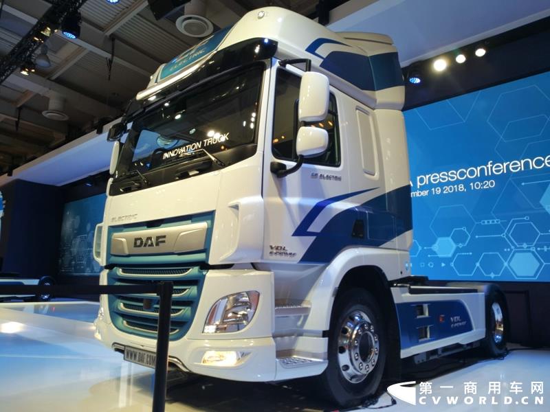 9月19日，第67届汉诺威国际商用车及零部件展开幕。作为国际上享誉盛名的商用车展览盛会，汉诺威车展从不缺吸引眼球的参展车辆，而这些参展车辆中，新品车型无疑更受瞩目。本届汉诺威车展，奔驰、曼恩、斯堪尼亚、沃尔沃、依维柯等主要品牌均有新品重卡车型发布或展出。具体有哪些车呢？请看第一商用车网的报道。图为奔驰展馆前展示的一款越野车