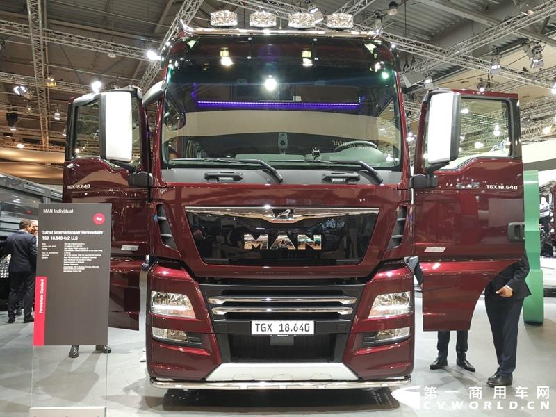 9月19日，第67届汉诺威国际商用车及零部件展开幕。作为国际上享誉盛名的商用车展览盛会，汉诺威车展从不缺吸引眼球的参展车辆，而这些参展车辆中，新品车型无疑更受瞩目。本届汉诺威车展，奔驰、曼恩、斯堪尼亚、沃尔沃、依维柯等主要品牌均有新品重卡车型发布或展出。具体有哪些车呢？请看第一商用车网的报道。图为奔驰展馆前展示的一款越野车