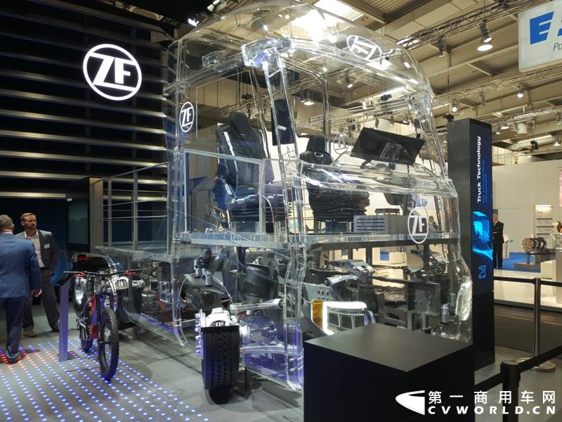 9月19日，第67届汉诺威国际商用车及零部件展开幕。作为国际上享誉盛名的商用车展览盛会，汉诺威车展从不缺吸引眼球的参展车辆，而这些参展车辆中，新品车型无疑更受瞩目。本届汉诺威车展，奔驰、曼恩、斯堪尼亚、沃尔沃、依维柯等主要品牌均有新品重卡车型发布或展出。具体有哪些车呢？请看第一商用车网的报道。图为奔驰展馆前展示的一款越野车