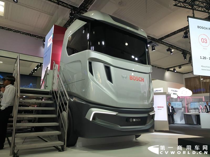 9月19日，第67届汉诺威国际商用车及零部件展开幕。作为国际上享誉盛名的商用车展览盛会，汉诺威车展从不缺吸引眼球的参展车辆，而这些参展车辆中，新品车型无疑更受瞩目。本届汉诺威车展，奔驰、曼恩、斯堪尼亚、沃尔沃、依维柯等主要品牌均有新品重卡车型发布或展出。具体有哪些车呢？请看第一商用车网的报道。图为奔驰展馆前展示的一款越野车