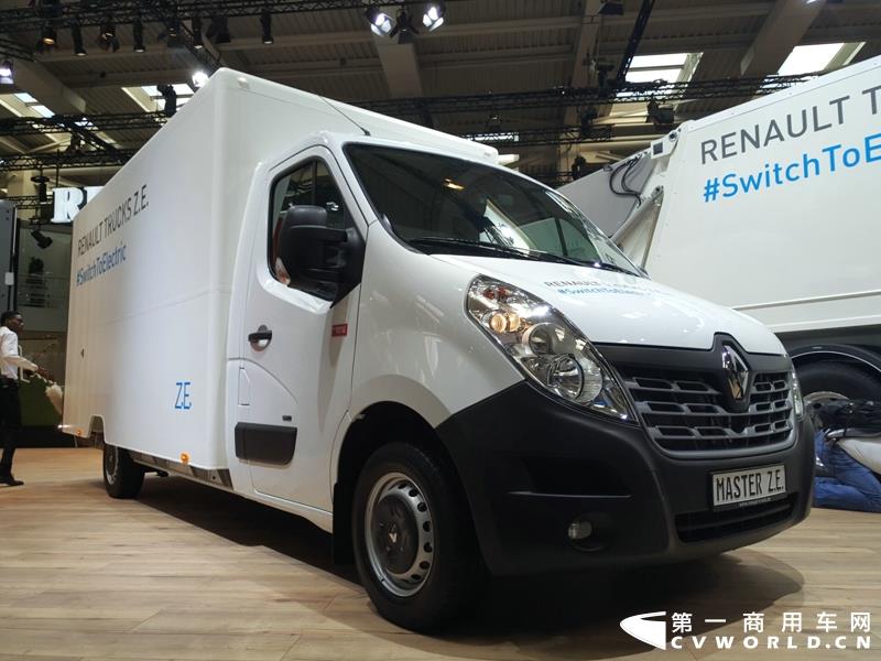 9月19日，第67届汉诺威国际商用车及零部件展开幕。作为国际上享誉盛名的商用车展览盛会，汉诺威车展从不缺吸引眼球的参展车辆，而这些参展车辆中，新品车型无疑更受瞩目。本届汉诺威车展，奔驰、曼恩、斯堪尼亚、沃尔沃、依维柯等主要品牌均有新品重卡车型发布或展出。具体有哪些车呢？请看第一商用车网的报道。图为奔驰展馆前展示的一款越野车