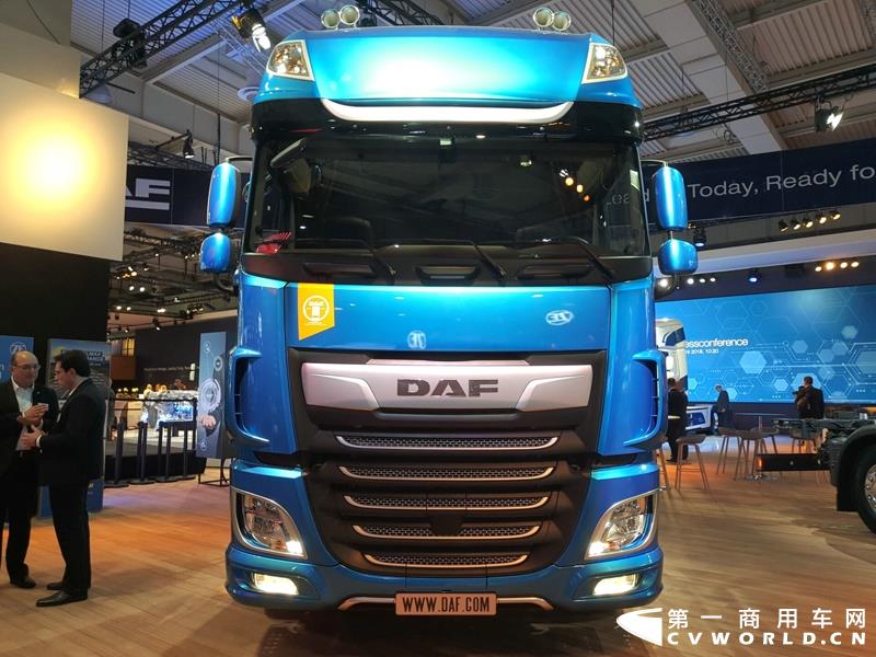 9月19日，第67届汉诺威国际商用车及零部件展开幕。作为国际上享誉盛名的商用车展览盛会，汉诺威车展从不缺吸引眼球的参展车辆，而这些参展车辆中，新品车型无疑更受瞩目。本届汉诺威车展，奔驰、曼恩、斯堪尼亚、沃尔沃、依维柯等主要品牌均有新品重卡车型发布或展出。具体有哪些车呢？请看第一商用车网的报道。图为奔驰展馆前展示的一款越野车