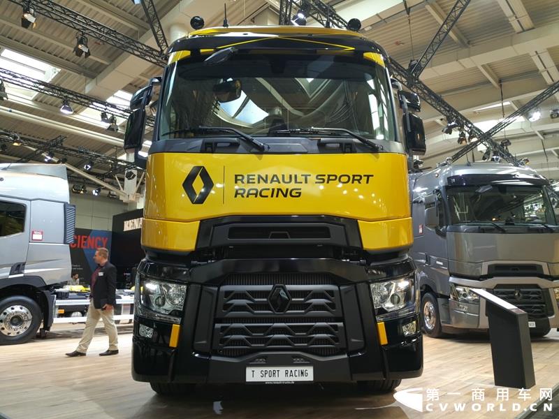 9月19日，第67届汉诺威国际商用车及零部件展开幕。作为国际上享誉盛名的商用车展览盛会，汉诺威车展从不缺吸引眼球的参展车辆，而这些参展车辆中，新品车型无疑更受瞩目。本届汉诺威车展，奔驰、曼恩、斯堪尼亚、沃尔沃、依维柯等主要品牌均有新品重卡车型发布或展出。具体有哪些车呢？请看第一商用车网的报道。图为奔驰展馆前展示的一款越野车