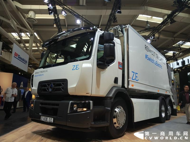 9月19日，第67届汉诺威国际商用车及零部件展开幕。作为国际上享誉盛名的商用车展览盛会，汉诺威车展从不缺吸引眼球的参展车辆，而这些参展车辆中，新品车型无疑更受瞩目。本届汉诺威车展，奔驰、曼恩、斯堪尼亚、沃尔沃、依维柯等主要品牌均有新品重卡车型发布或展出。具体有哪些车呢？请看第一商用车网的报道。图为奔驰展馆前展示的一款越野车