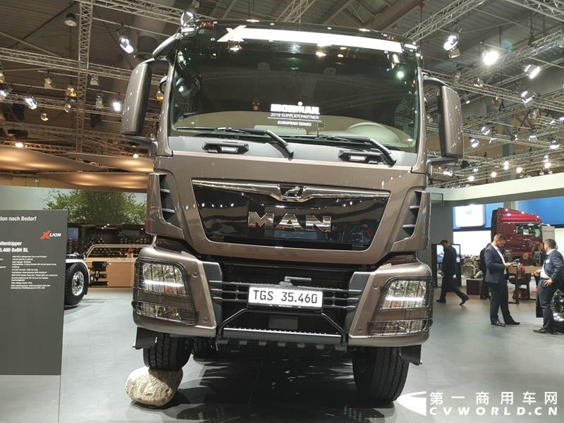 9月19日，第67届汉诺威国际商用车及零部件展开幕。作为国际上享誉盛名的商用车展览盛会，汉诺威车展从不缺吸引眼球的参展车辆，而这些参展车辆中，新品车型无疑更受瞩目。本届汉诺威车展，奔驰、曼恩、斯堪尼亚、沃尔沃、依维柯等主要品牌均有新品重卡车型发布或展出。具体有哪些车呢？请看第一商用车网的报道。图为奔驰展馆前展示的一款越野车
