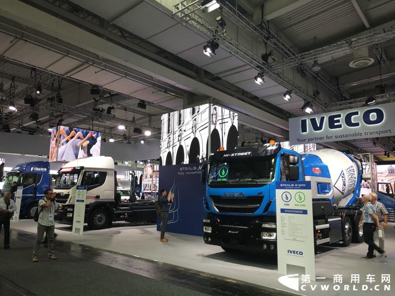 9月19日，第67届汉诺威国际商用车及零部件展开幕。作为国际上享誉盛名的商用车展览盛会，汉诺威车展从不缺吸引眼球的参展车辆，而这些参展车辆中，新品车型无疑更受瞩目。本届汉诺威车展，奔驰、曼恩、斯堪尼亚、沃尔沃、依维柯等主要品牌均有新品重卡车型发布或展出。具体有哪些车呢？请看第一商用车网的报道。图为奔驰展馆前展示的一款越野车