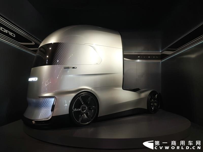 9月19日，第67届汉诺威国际商用车及零部件展开幕。作为国际上享誉盛名的商用车展览盛会，汉诺威车展从不缺吸引眼球的参展车辆，而这些参展车辆中，新品车型无疑更受瞩目。本届汉诺威车展，奔驰、曼恩、斯堪尼亚、沃尔沃、依维柯等主要品牌均有新品重卡车型发布或展出。具体有哪些车呢？请看第一商用车网的报道。图为奔驰展馆前展示的一款越野车