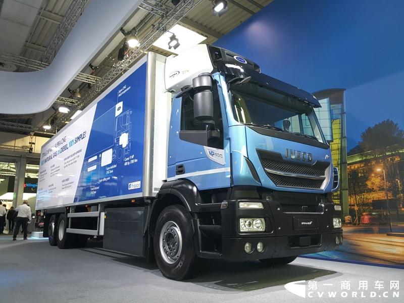 9月19日，第67届汉诺威国际商用车及零部件展开幕。作为国际上享誉盛名的商用车展览盛会，汉诺威车展从不缺吸引眼球的参展车辆，而这些参展车辆中，新品车型无疑更受瞩目。本届汉诺威车展，奔驰、曼恩、斯堪尼亚、沃尔沃、依维柯等主要品牌均有新品重卡车型发布或展出。具体有哪些车呢？请看第一商用车网的报道。图为奔驰展馆前展示的一款越野车