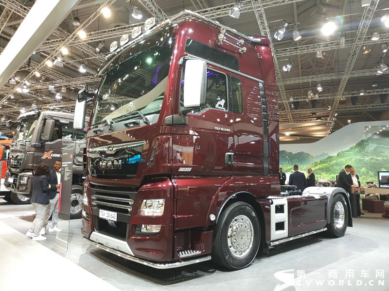 9月19日，第67届汉诺威国际商用车及零部件展开幕。作为国际上享誉盛名的商用车展览盛会，汉诺威车展从不缺吸引眼球的参展车辆，而这些参展车辆中，新品车型无疑更受瞩目。本届汉诺威车展，奔驰、曼恩、斯堪尼亚、沃尔沃、依维柯等主要品牌均有新品重卡车型发布或展出。具体有哪些车呢？请看第一商用车网的报道。图为奔驰展馆前展示的一款越野车