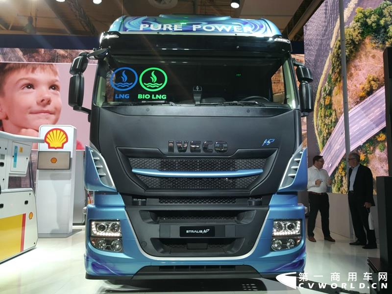 9月19日，第67届汉诺威国际商用车及零部件展开幕。作为国际上享誉盛名的商用车展览盛会，汉诺威车展从不缺吸引眼球的参展车辆，而这些参展车辆中，新品车型无疑更受瞩目。本届汉诺威车展，奔驰、曼恩、斯堪尼亚、沃尔沃、依维柯等主要品牌均有新品重卡车型发布或展出。具体有哪些车呢？请看第一商用车网的报道。图为奔驰展馆前展示的一款越野车