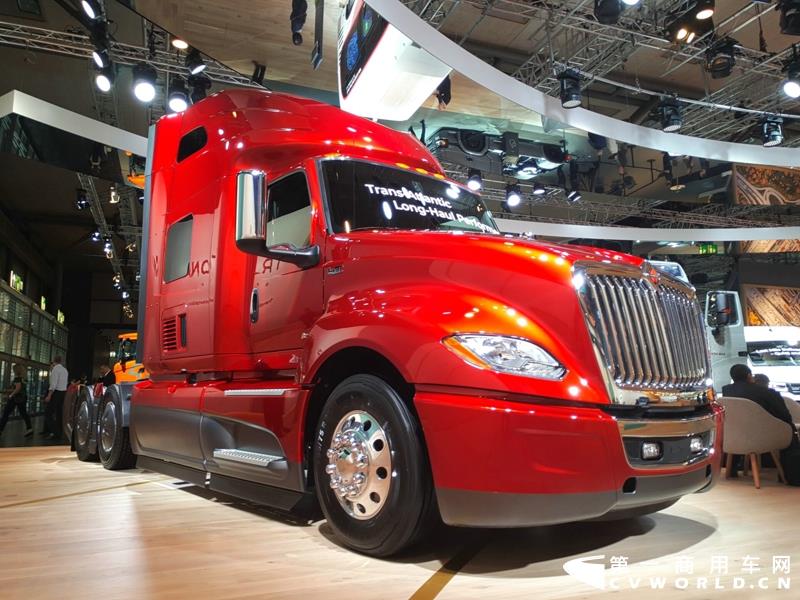 9月19日，第67届汉诺威国际商用车及零部件展开幕。作为国际上享誉盛名的商用车展览盛会，汉诺威车展从不缺吸引眼球的参展车辆，而这些参展车辆中，新品车型无疑更受瞩目。本届汉诺威车展，奔驰、曼恩、斯堪尼亚、沃尔沃、依维柯等主要品牌均有新品重卡车型发布或展出。具体有哪些车呢？请看第一商用车网的报道。图为奔驰展馆前展示的一款越野车