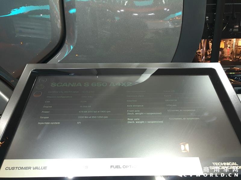 9月19日，第67届汉诺威国际商用车及零部件展开幕。作为国际上享誉盛名的商用车展览盛会，汉诺威车展从不缺吸引眼球的参展车辆，而这些参展车辆中，新品车型无疑更受瞩目。本届汉诺威车展，奔驰、曼恩、斯堪尼亚、沃尔沃、依维柯等主要品牌均有新品重卡车型发布或展出。具体有哪些车呢？请看第一商用车网的报道。图为奔驰展馆前展示的一款越野车