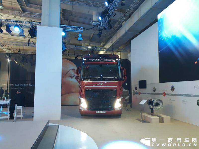 9月19日，第67届汉诺威国际商用车及零部件展开幕。作为国际上享誉盛名的商用车展览盛会，汉诺威车展从不缺吸引眼球的参展车辆，而这些参展车辆中，新品车型无疑更受瞩目。本届汉诺威车展，奔驰、曼恩、斯堪尼亚、沃尔沃、依维柯等主要品牌均有新品重卡车型发布或展出。具体有哪些车呢？请看第一商用车网的报道。图为奔驰展馆前展示的一款越野车