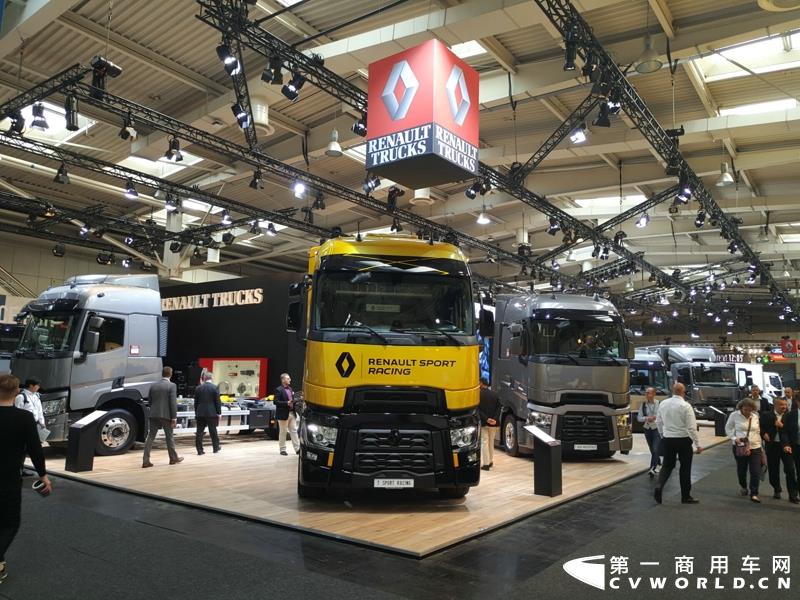 9月19日，第67届汉诺威国际商用车及零部件展开幕。作为国际上享誉盛名的商用车展览盛会，汉诺威车展从不缺吸引眼球的参展车辆，而这些参展车辆中，新品车型无疑更受瞩目。本届汉诺威车展，奔驰、曼恩、斯堪尼亚、沃尔沃、依维柯等主要品牌均有新品重卡车型发布或展出。具体有哪些车呢？请看第一商用车网的报道。图为奔驰展馆前展示的一款越野车
