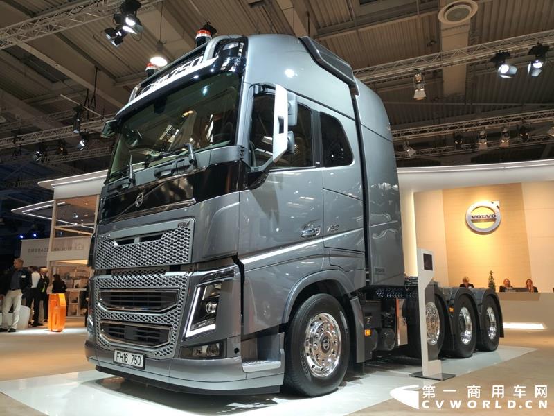 9月19日，第67届汉诺威国际商用车及零部件展开幕。作为国际上享誉盛名的商用车展览盛会，汉诺威车展从不缺吸引眼球的参展车辆，而这些参展车辆中，新品车型无疑更受瞩目。本届汉诺威车展，奔驰、曼恩、斯堪尼亚、沃尔沃、依维柯等主要品牌均有新品重卡车型发布或展出。具体有哪些车呢？请看第一商用车网的报道。图为奔驰展馆前展示的一款越野车
