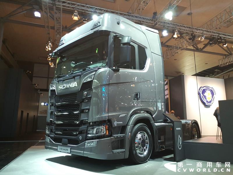 9月19日，第67届汉诺威国际商用车及零部件展开幕。作为国际上享誉盛名的商用车展览盛会，汉诺威车展从不缺吸引眼球的参展车辆，而这些参展车辆中，新品车型无疑更受瞩目。本届汉诺威车展，奔驰、曼恩、斯堪尼亚、沃尔沃、依维柯等主要品牌均有新品重卡车型发布或展出。具体有哪些车呢？请看第一商用车网的报道。图为奔驰展馆前展示的一款越野车