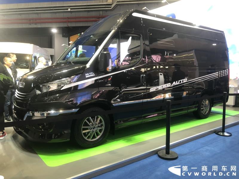 依维柯9座豪华商务车