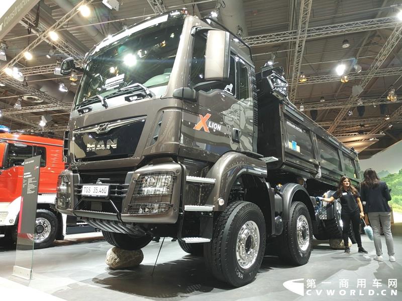 9月19日，第67届汉诺威国际商用车及零部件展开幕。作为国际上享誉盛名的商用车展览盛会，汉诺威车展从不缺吸引眼球的参展车辆，而这些参展车辆中，新品车型无疑更受瞩目。本届汉诺威车展，奔驰、曼恩、斯堪尼亚、沃尔沃、依维柯等主要品牌均有新品重卡车型发布或展出。具体有哪些车呢？请看第一商用车网的报道。图为奔驰展馆前展示的一款越野车
