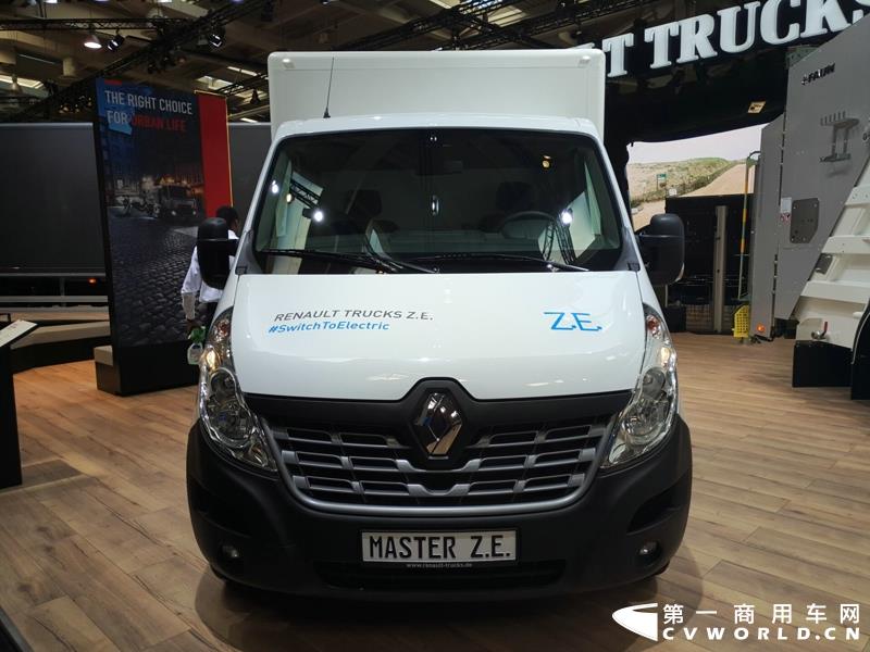 9月19日，第67届汉诺威国际商用车及零部件展开幕。作为国际上享誉盛名的商用车展览盛会，汉诺威车展从不缺吸引眼球的参展车辆，而这些参展车辆中，新品车型无疑更受瞩目。本届汉诺威车展，奔驰、曼恩、斯堪尼亚、沃尔沃、依维柯等主要品牌均有新品重卡车型发布或展出。具体有哪些车呢？请看第一商用车网的报道。图为奔驰展馆前展示的一款越野车