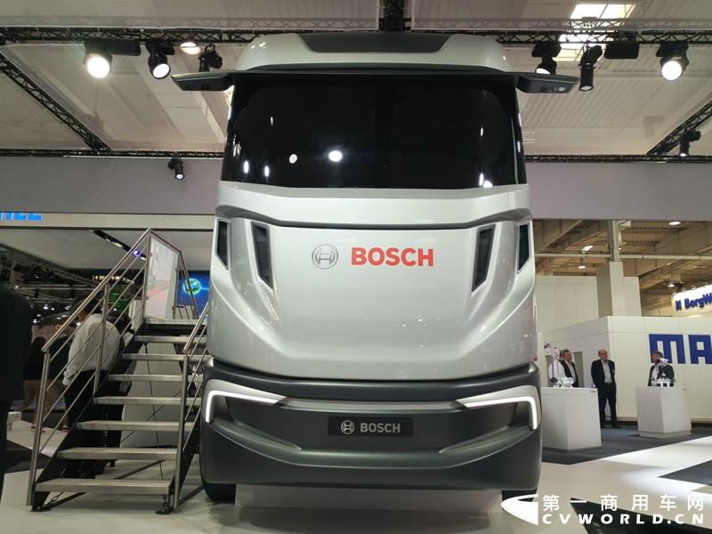 9月19日，第67届汉诺威国际商用车及零部件展开幕。作为国际上享誉盛名的商用车展览盛会，汉诺威车展从不缺吸引眼球的参展车辆，而这些参展车辆中，新品车型无疑更受瞩目。本届汉诺威车展，奔驰、曼恩、斯堪尼亚、沃尔沃、依维柯等主要品牌均有新品重卡车型发布或展出。具体有哪些车呢？请看第一商用车网的报道。图为奔驰展馆前展示的一款越野车