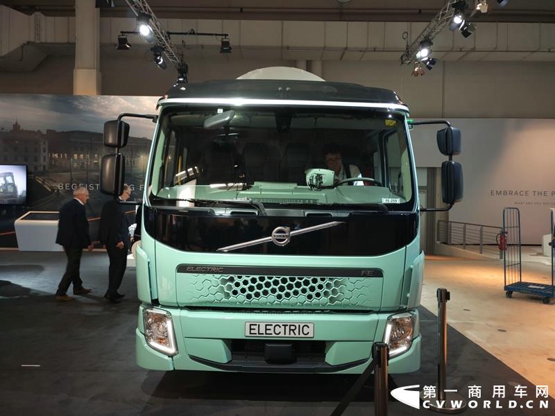 9月19日，第67届汉诺威国际商用车及零部件展开幕。作为国际上享誉盛名的商用车展览盛会，汉诺威车展从不缺吸引眼球的参展车辆，而这些参展车辆中，新品车型无疑更受瞩目。本届汉诺威车展，奔驰、曼恩、斯堪尼亚、沃尔沃、依维柯等主要品牌均有新品重卡车型发布或展出。具体有哪些车呢？请看第一商用车网的报道。图为奔驰展馆前展示的一款越野车