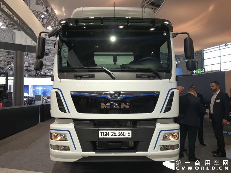 9月19日，第67届汉诺威国际商用车及零部件展开幕。作为国际上享誉盛名的商用车展览盛会，汉诺威车展从不缺吸引眼球的参展车辆，而这些参展车辆中，新品车型无疑更受瞩目。本届汉诺威车展，奔驰、曼恩、斯堪尼亚、沃尔沃、依维柯等主要品牌均有新品重卡车型发布或展出。具体有哪些车呢？请看第一商用车网的报道。图为奔驰展馆前展示的一款越野车