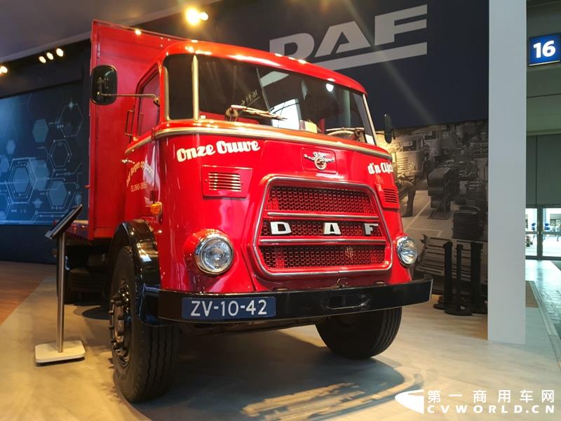 9月19日，第67届汉诺威国际商用车及零部件展开幕。作为国际上享誉盛名的商用车展览盛会，汉诺威车展从不缺吸引眼球的参展车辆，而这些参展车辆中，新品车型无疑更受瞩目。本届汉诺威车展，奔驰、曼恩、斯堪尼亚、沃尔沃、依维柯等主要品牌均有新品重卡车型发布或展出。具体有哪些车呢？请看第一商用车网的报道。图为奔驰展馆前展示的一款越野车