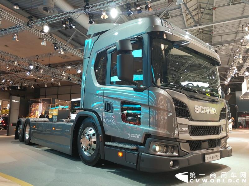 9月19日，第67届汉诺威国际商用车及零部件展开幕。作为国际上享誉盛名的商用车展览盛会，汉诺威车展从不缺吸引眼球的参展车辆，而这些参展车辆中，新品车型无疑更受瞩目。本届汉诺威车展，奔驰、曼恩、斯堪尼亚、沃尔沃、依维柯等主要品牌均有新品重卡车型发布或展出。具体有哪些车呢？请看第一商用车网的报道。图为奔驰展馆前展示的一款越野车