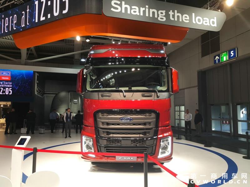 9月19日，第67届汉诺威国际商用车及零部件展开幕。作为国际上享誉盛名的商用车展览盛会，汉诺威车展从不缺吸引眼球的参展车辆，而这些参展车辆中，新品车型无疑更受瞩目。本届汉诺威车展，奔驰、曼恩、斯堪尼亚、沃尔沃、依维柯等主要品牌均有新品重卡车型发布或展出。具体有哪些车呢？请看第一商用车网的报道。图为奔驰展馆前展示的一款越野车