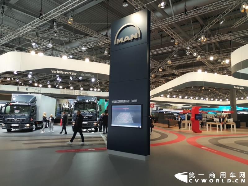 9月19日，第67届汉诺威国际商用车及零部件展开幕。作为国际上享誉盛名的商用车展览盛会，汉诺威车展从不缺吸引眼球的参展车辆，而这些参展车辆中，新品车型无疑更受瞩目。本届汉诺威车展，奔驰、曼恩、斯堪尼亚、沃尔沃、依维柯等主要品牌均有新品重卡车型发布或展出。具体有哪些车呢？请看第一商用车网的报道。图为奔驰展馆前展示的一款越野车