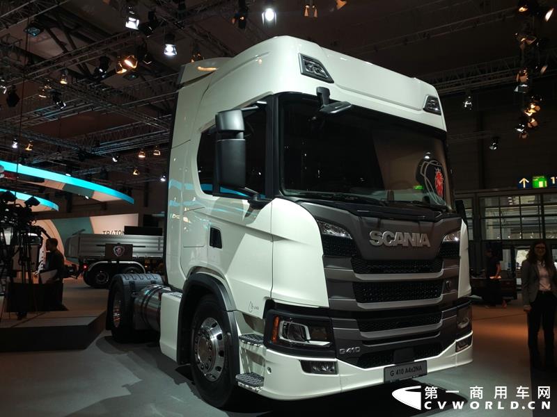 9月19日，第67届汉诺威国际商用车及零部件展开幕。作为国际上享誉盛名的商用车展览盛会，汉诺威车展从不缺吸引眼球的参展车辆，而这些参展车辆中，新品车型无疑更受瞩目。本届汉诺威车展，奔驰、曼恩、斯堪尼亚、沃尔沃、依维柯等主要品牌均有新品重卡车型发布或展出。具体有哪些车呢？请看第一商用车网的报道。图为奔驰展馆前展示的一款越野车