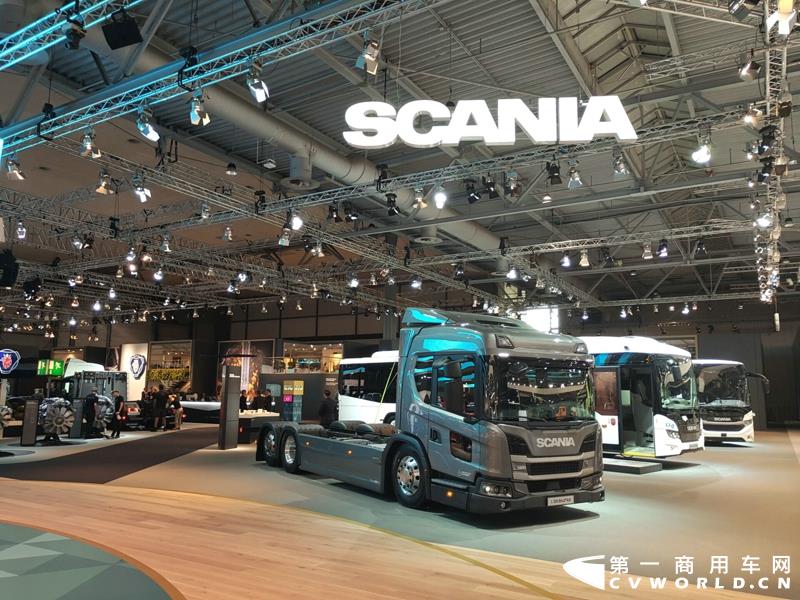 9月19日，第67届汉诺威国际商用车及零部件展开幕。作为国际上享誉盛名的商用车展览盛会，汉诺威车展从不缺吸引眼球的参展车辆，而这些参展车辆中，新品车型无疑更受瞩目。本届汉诺威车展，奔驰、曼恩、斯堪尼亚、沃尔沃、依维柯等主要品牌均有新品重卡车型发布或展出。具体有哪些车呢？请看第一商用车网的报道。图为奔驰展馆前展示的一款越野车