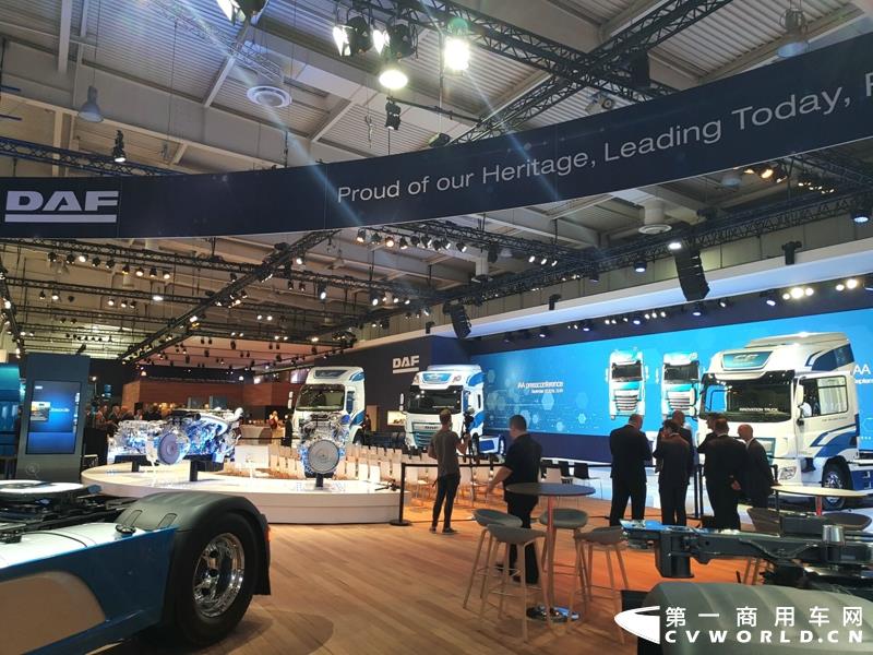 9月19日，第67届汉诺威国际商用车及零部件展开幕。作为国际上享誉盛名的商用车展览盛会，汉诺威车展从不缺吸引眼球的参展车辆，而这些参展车辆中，新品车型无疑更受瞩目。本届汉诺威车展，奔驰、曼恩、斯堪尼亚、沃尔沃、依维柯等主要品牌均有新品重卡车型发布或展出。具体有哪些车呢？请看第一商用车网的报道。图为奔驰展馆前展示的一款越野车