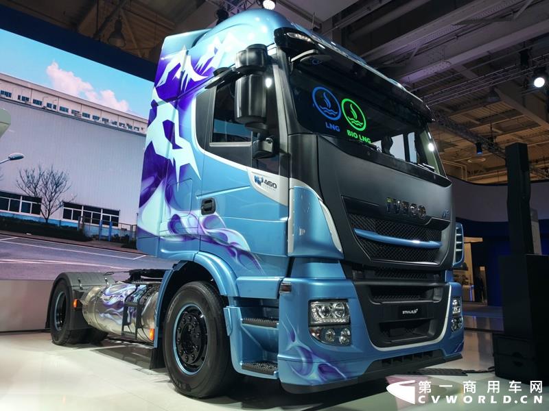 9月19日，第67届汉诺威国际商用车及零部件展开幕。作为国际上享誉盛名的商用车展览盛会，汉诺威车展从不缺吸引眼球的参展车辆，而这些参展车辆中，新品车型无疑更受瞩目。本届汉诺威车展，奔驰、曼恩、斯堪尼亚、沃尔沃、依维柯等主要品牌均有新品重卡车型发布或展出。具体有哪些车呢？请看第一商用车网的报道。图为奔驰展馆前展示的一款越野车