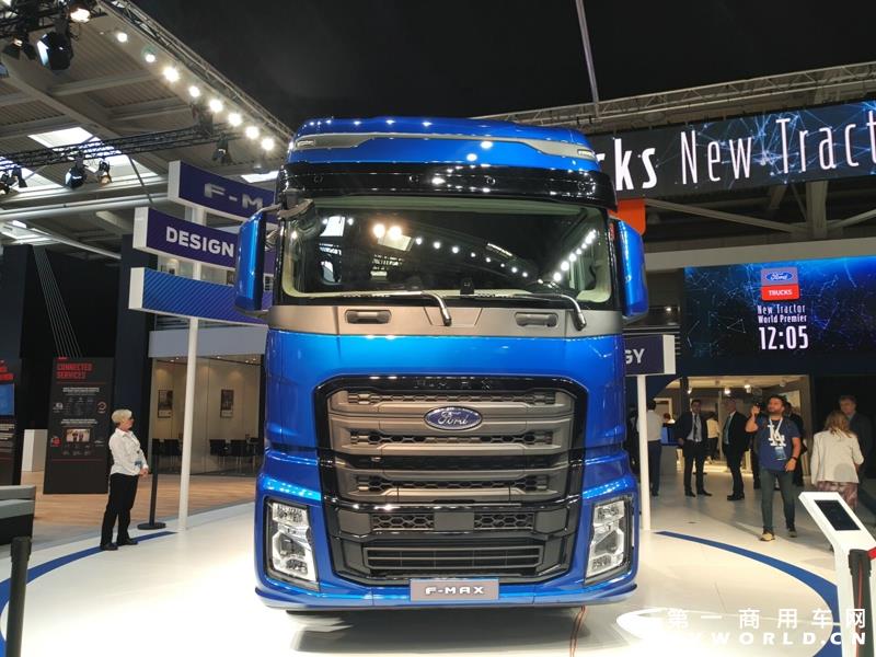 9月19日，第67届汉诺威国际商用车及零部件展开幕。作为国际上享誉盛名的商用车展览盛会，汉诺威车展从不缺吸引眼球的参展车辆，而这些参展车辆中，新品车型无疑更受瞩目。本届汉诺威车展，奔驰、曼恩、斯堪尼亚、沃尔沃、依维柯等主要品牌均有新品重卡车型发布或展出。具体有哪些车呢？请看第一商用车网的报道。图为奔驰展馆前展示的一款越野车