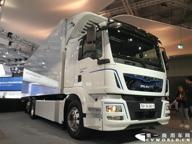9月19日，第67届汉诺威国际商用车及零部件展开幕。作为国际上享誉盛名的商用车展览盛会，汉诺威车展从不缺吸引眼球的参展车辆，而这些参展车辆中，新品车型无疑更受瞩目。本届汉诺威车展，奔驰、曼恩、斯堪尼亚、沃尔沃、依维柯等主要品牌均有新品重卡车型发布或展出。具体有哪些车呢？请看第一商用车网的报道。图为奔驰展馆前展示的一款越野车