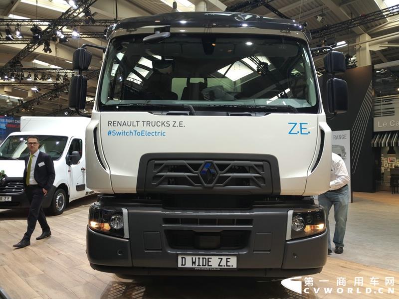 9月19日，第67届汉诺威国际商用车及零部件展开幕。作为国际上享誉盛名的商用车展览盛会，汉诺威车展从不缺吸引眼球的参展车辆，而这些参展车辆中，新品车型无疑更受瞩目。本届汉诺威车展，奔驰、曼恩、斯堪尼亚、沃尔沃、依维柯等主要品牌均有新品重卡车型发布或展出。具体有哪些车呢？请看第一商用车网的报道。图为奔驰展馆前展示的一款越野车