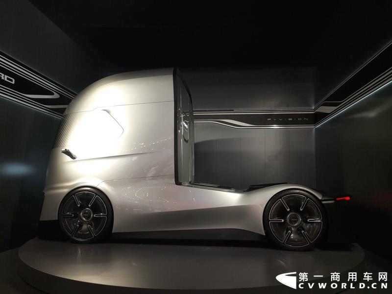 9月19日，第67届汉诺威国际商用车及零部件展开幕。作为国际上享誉盛名的商用车展览盛会，汉诺威车展从不缺吸引眼球的参展车辆，而这些参展车辆中，新品车型无疑更受瞩目。本届汉诺威车展，奔驰、曼恩、斯堪尼亚、沃尔沃、依维柯等主要品牌均有新品重卡车型发布或展出。具体有哪些车呢？请看第一商用车网的报道。图为奔驰展馆前展示的一款越野车